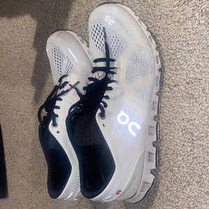 On running cloud x size 8 women’s shoe worn less than 10x